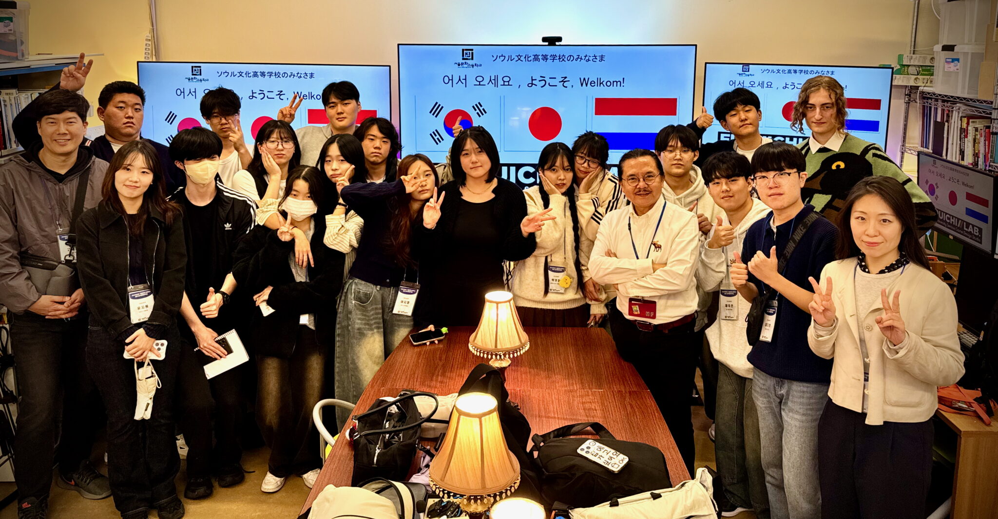 韓国の高校生の皆さんが研究室訪問に来られました